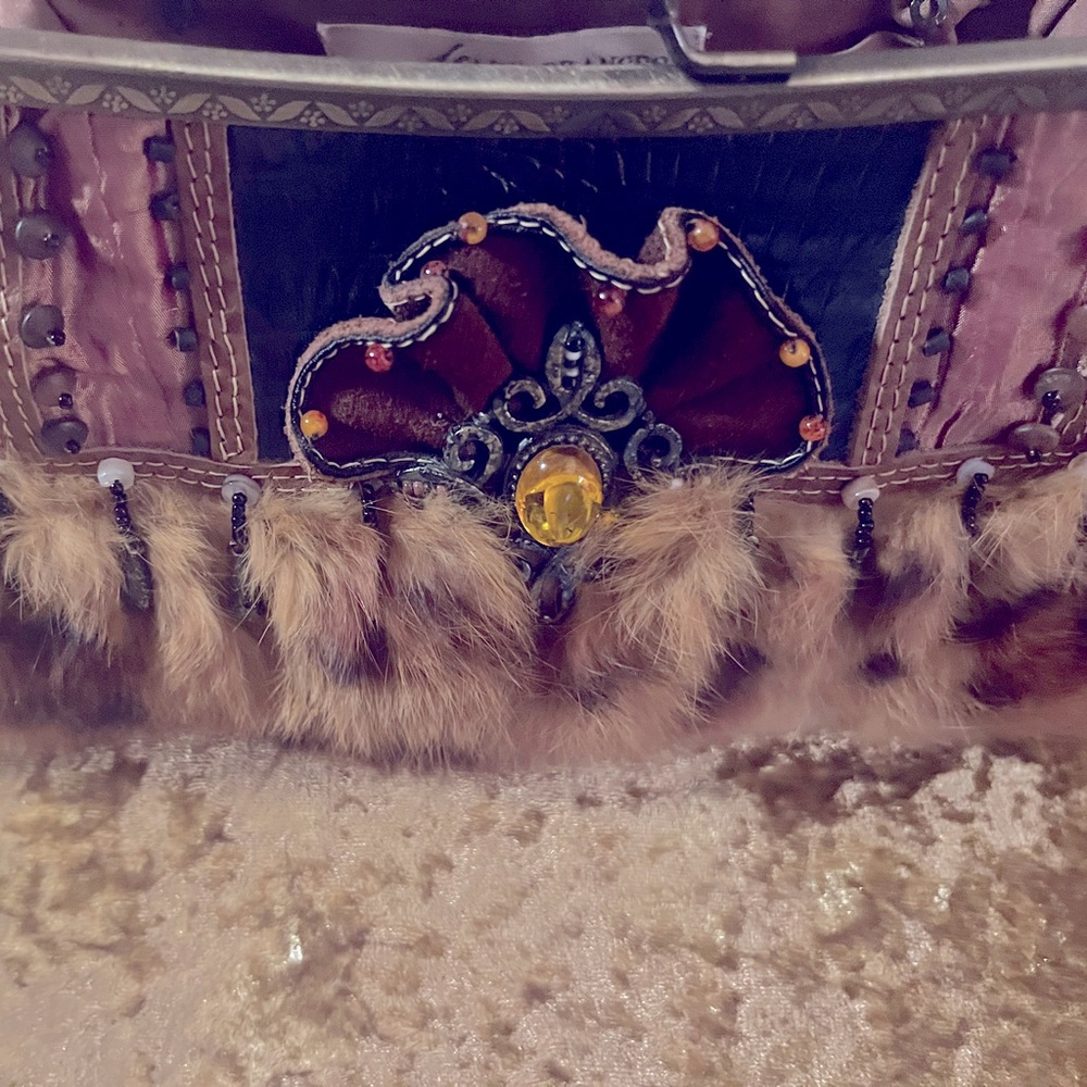 Beautiful vintage bag in great condition!!! Brand is Mary Frances.